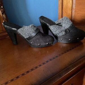 Stylish Black Heeled Mules with Gray Fur Trim
